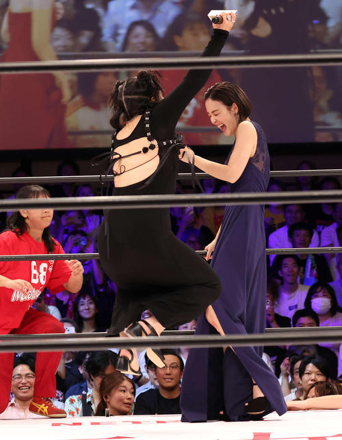 ゆりやんレトリィバァの攻撃を受ける剛力彩芽（撮影・丹羽敏通）
