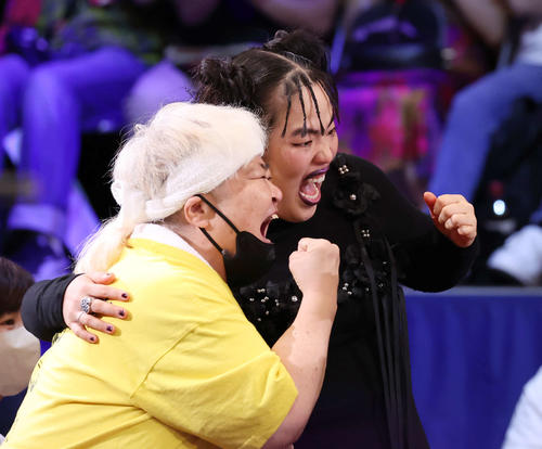 カメラに向かってポーズを決めるダンプ松本さんとゆりやんレトリィバァ（撮影・丹羽敏通）