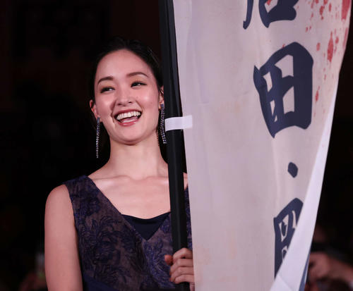 Netflixシリーズ「極悪女王」配信記念イベントで、入場する剛力彩芽（撮影・丹羽敏通）