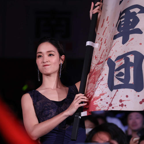 Netflixシリーズ「極悪女王」配信記念イベントで、入場する剛力彩芽（撮影・丹羽敏通）