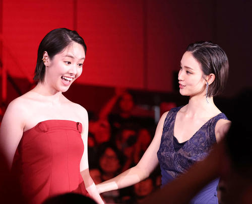 Netflixシリーズ「極悪女王」配信記念イベントで、入場する唐田えりかと剛力彩芽（撮影・丹羽敏通）