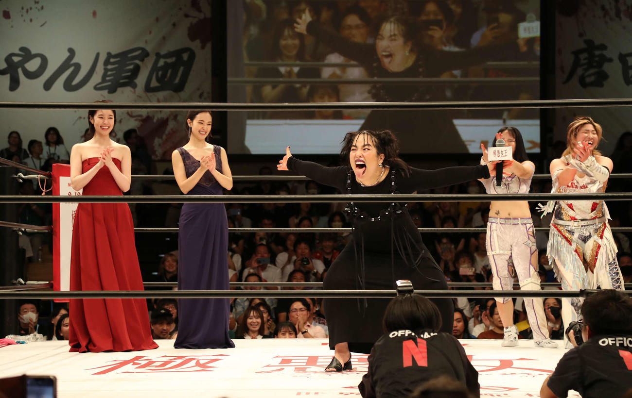 リング中央でポーズを決めるダンプ松本さんを演じたゆりやんレトリィバァ。広報左から唐田えりか、剛力彩芽（撮影・丹羽敏通）