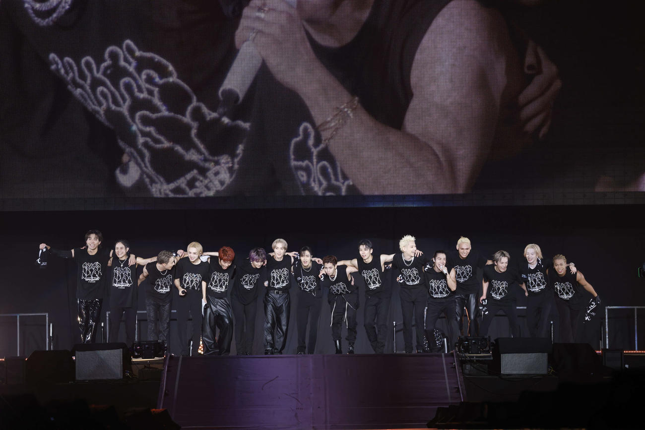 東京ドーム公演を行ったTHE RAMPAGE、左から武知海青、岩谷翔吾、陣、吉野北人、後藤拓磨、与那嶺瑠唯、藤原樹、川村壱馬、神谷健太、長谷川慎、鈴木昂秀、RIKU、龍、浦川翔平、山本彰吾、LIKIYA