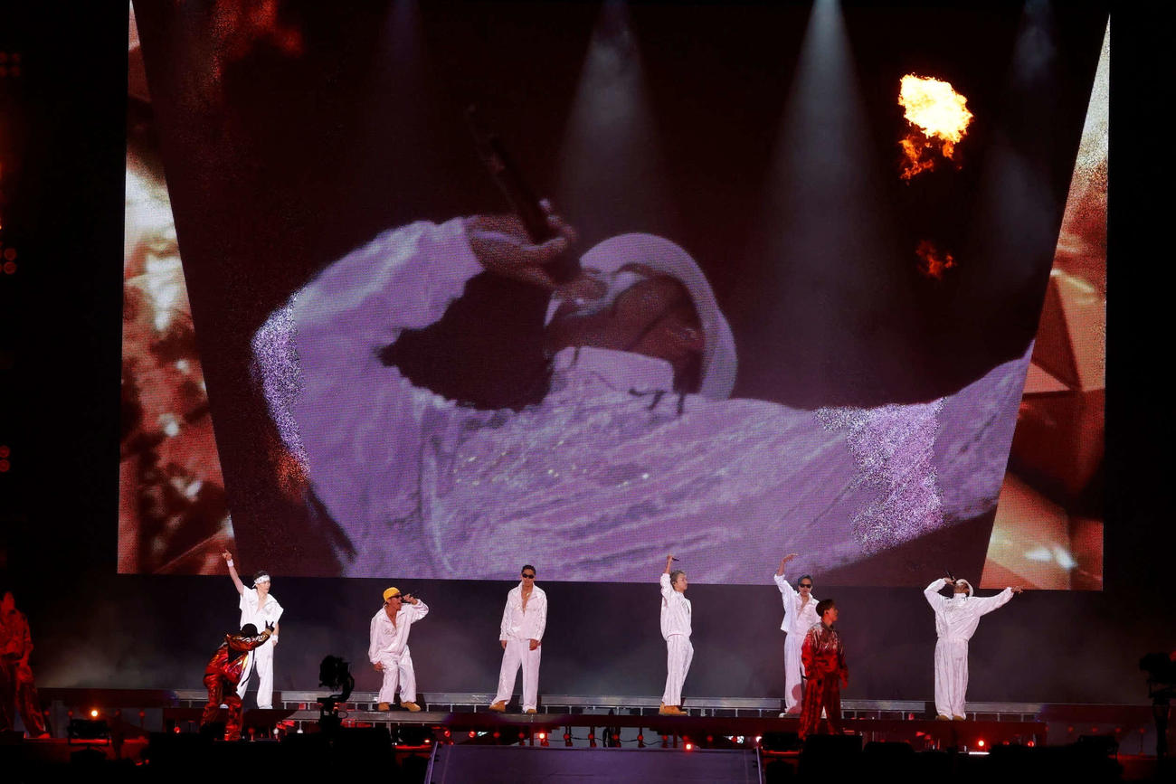 THE RAMPAGE東京ドーム公演より、左からEXILEのTETSUYA、SHOKICHI、AKIRA、TAKAHIRO、橘ケンチ、NESMITH
