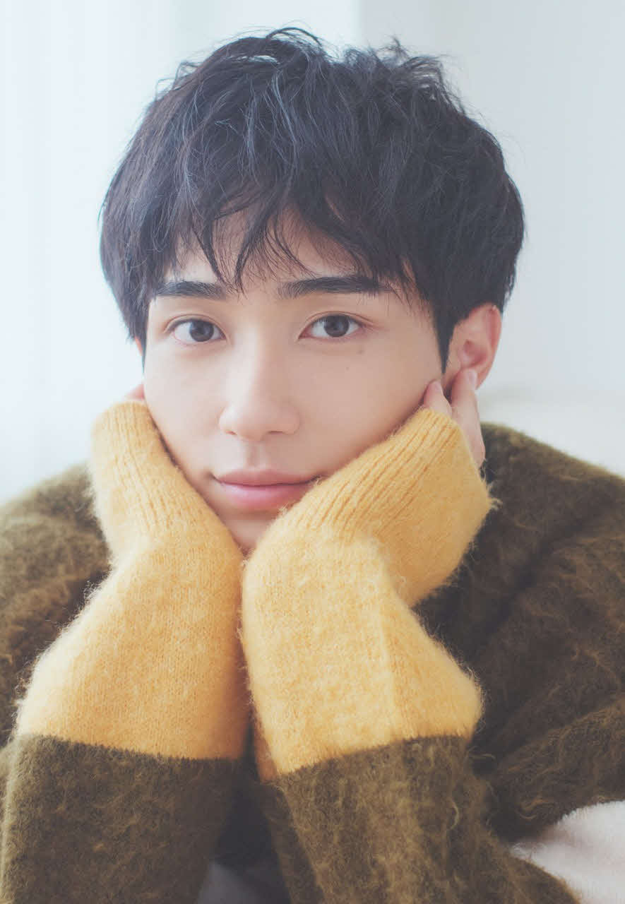 20歳の節目に自身初のグッズとして、2025年版カレンダーを発売することが決定した野村康太