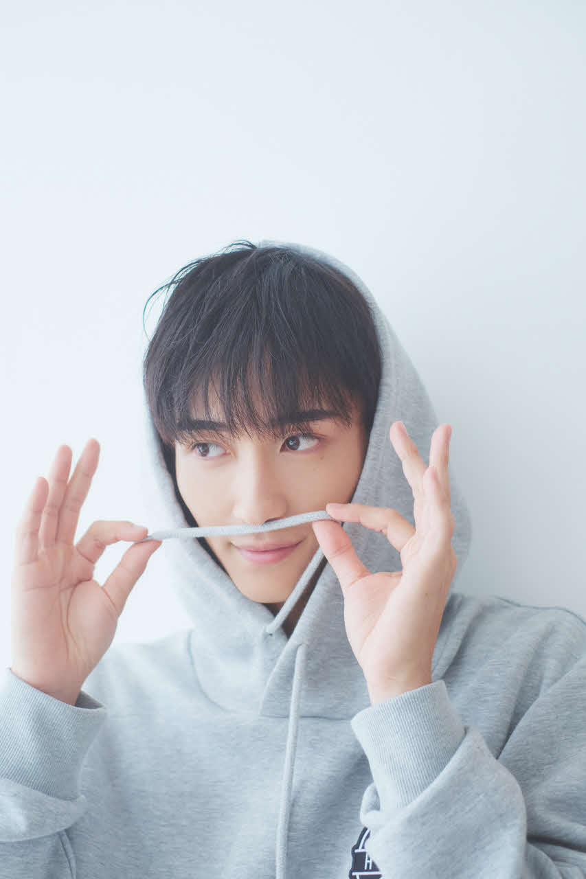 20歳の節目に自身初のグッズとして、2025年版カレンダーを発売することが決定した野村康太