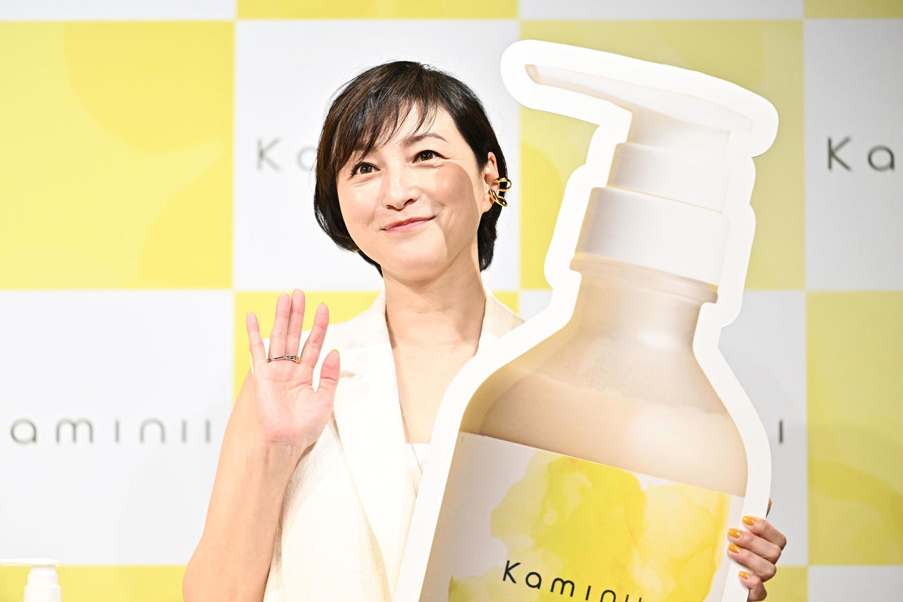 カメラに手を振る広末涼子（撮影・滝沢徹郎）