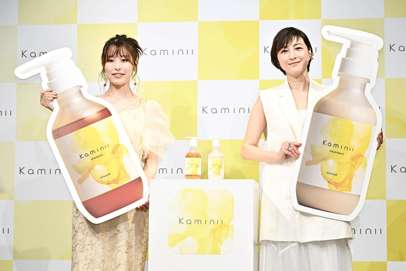 記念撮影する広末涼子（右）とAYAMARさん（撮影・滝沢徹郎）