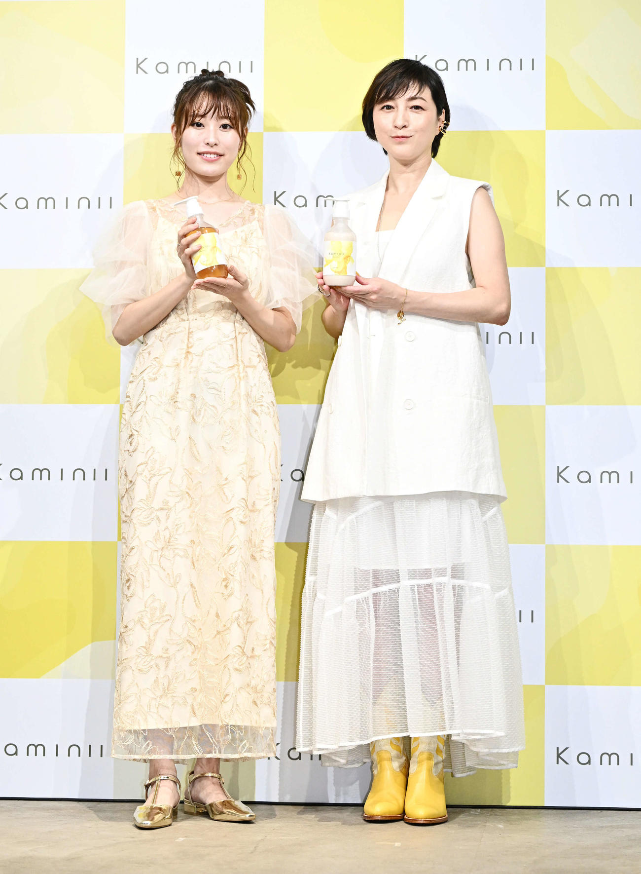 記念撮影する広末涼子（右）とAYAMARさん（撮影・滝沢徹郎）