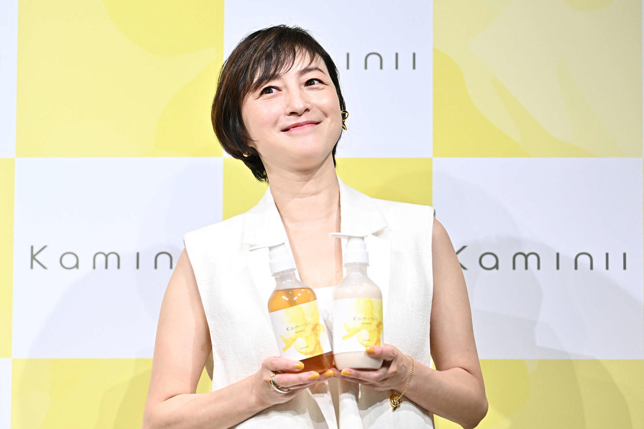 新商品を手に記念撮影する広末涼子（撮影・滝沢徹郎）