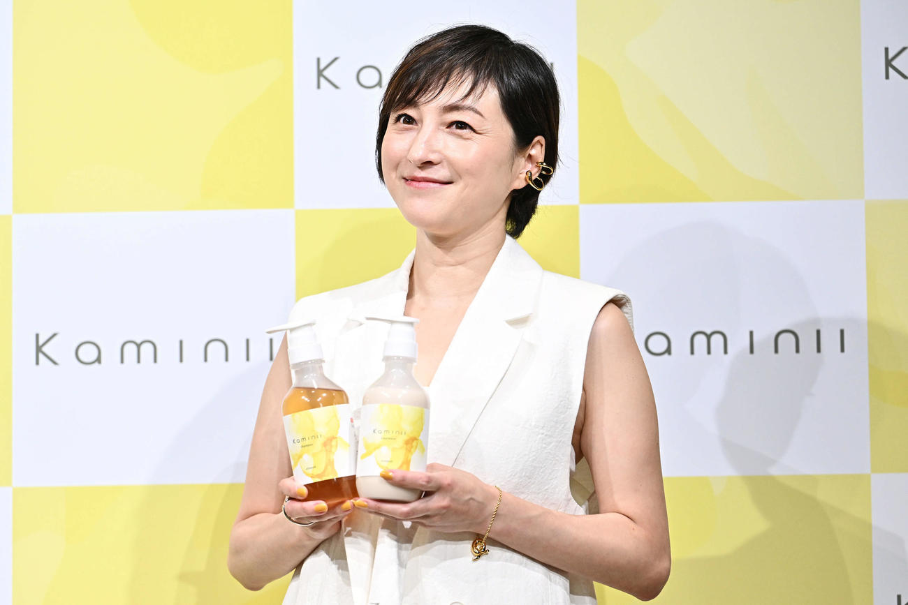 新商品を手に記念撮影する広末涼子（撮影・滝沢徹郎）