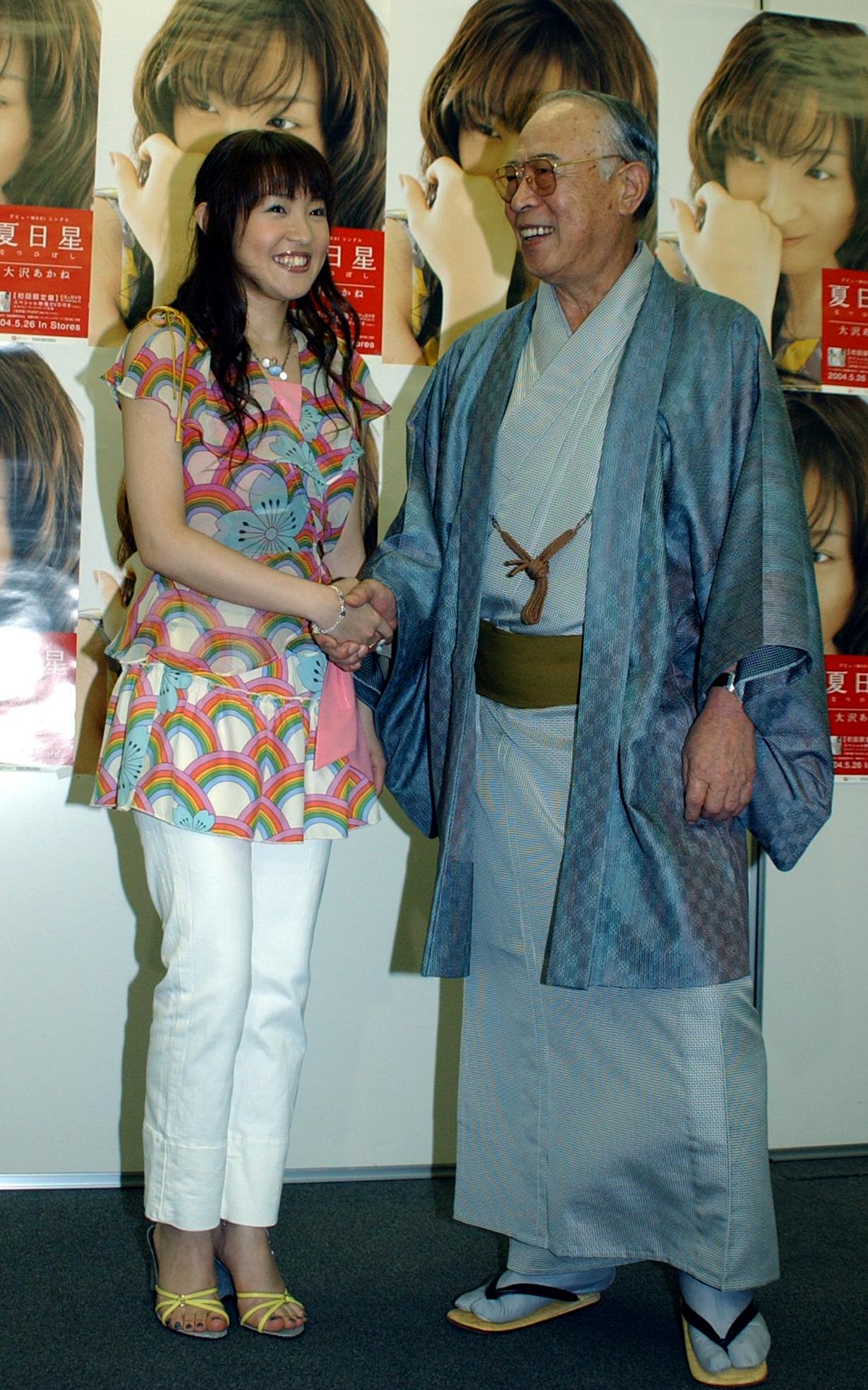 歌手デビュー記念イベントで祖父の元日本ハム監督大沢啓二氏（右）から激励される大沢あかね（2004年撮影）