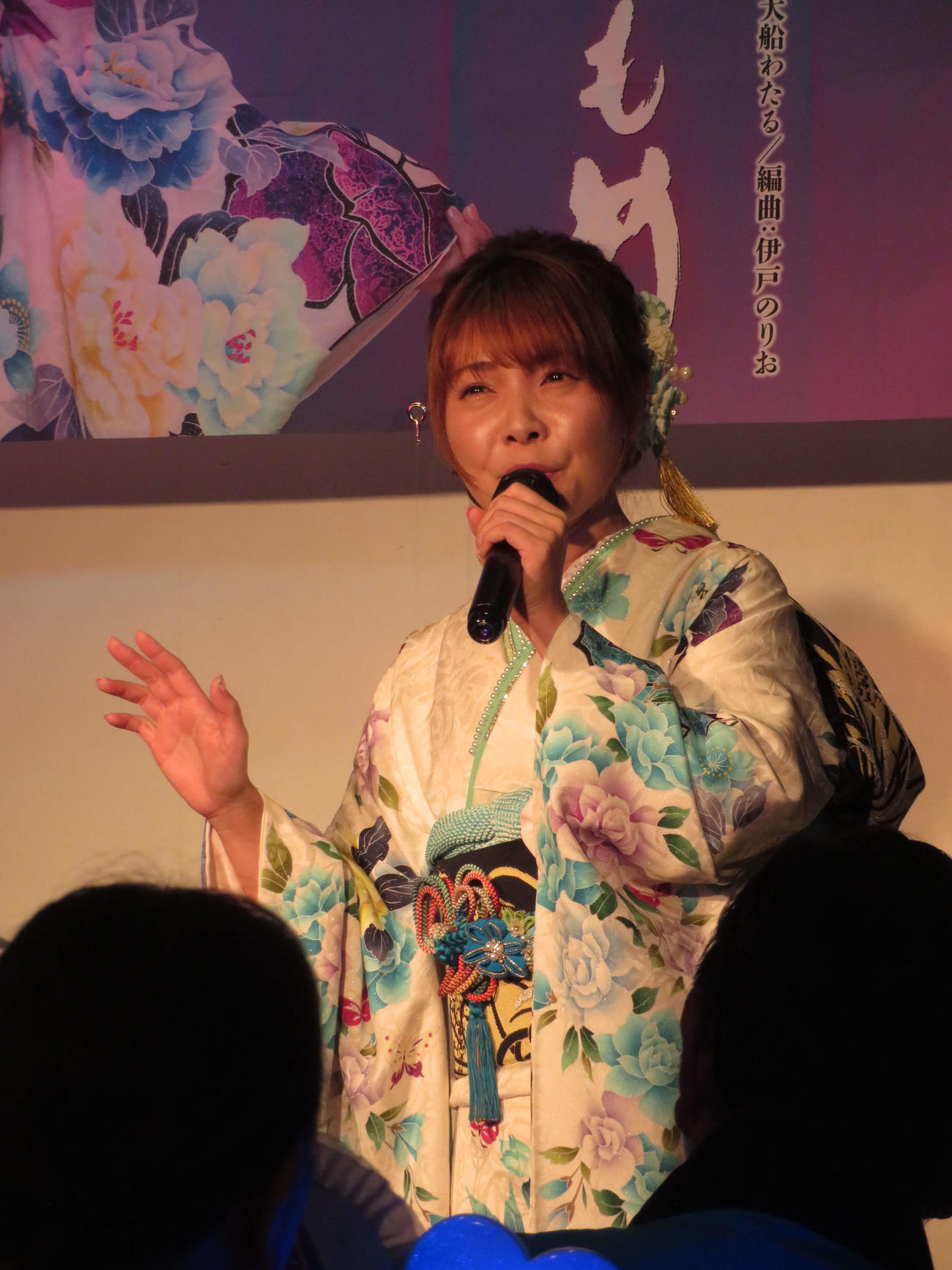 新曲「酔いどれかもめ」発表会で熱唱する美月優