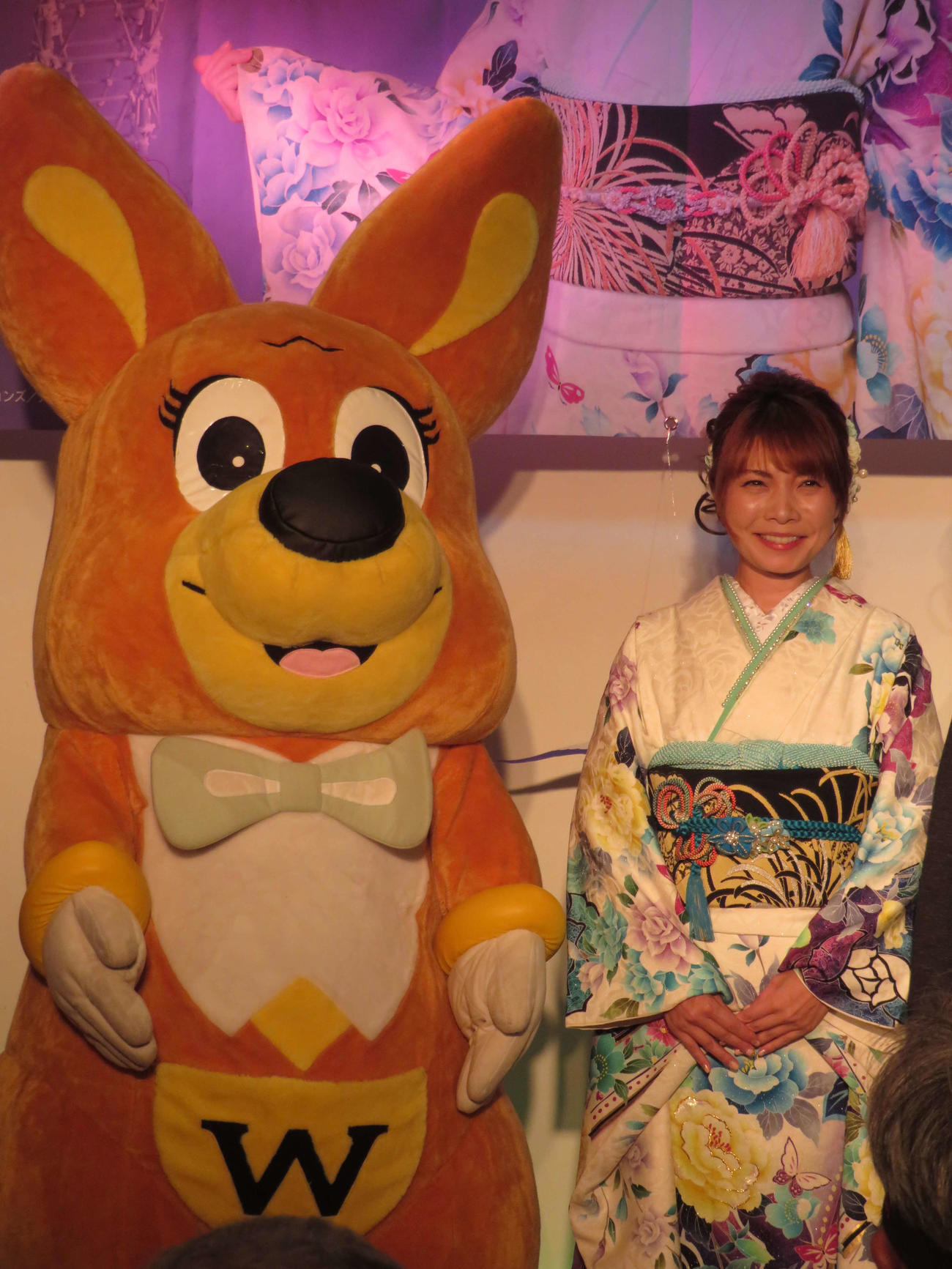 新曲「酔いどれかもめ」発表会を行った美月優と応援に駆けつけた「ワラビー」