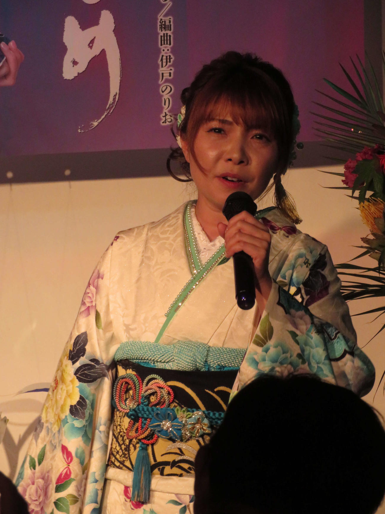 新曲「酔いどれかもめ」発表会で歌唱する美月優