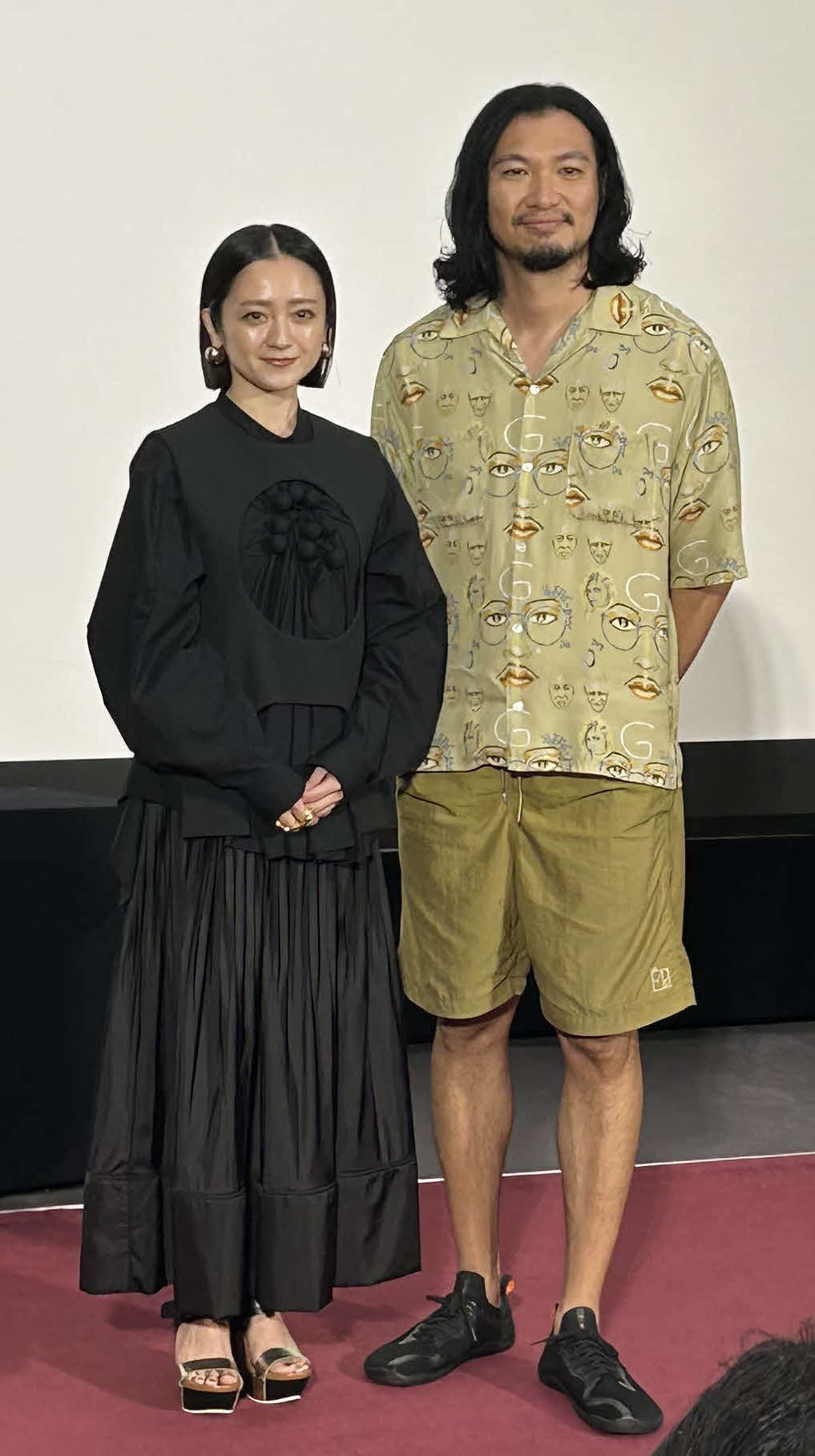 NHKの主演連続ドラマ「3000万」の制作会見に出席した安達祐実（左）と青木崇高