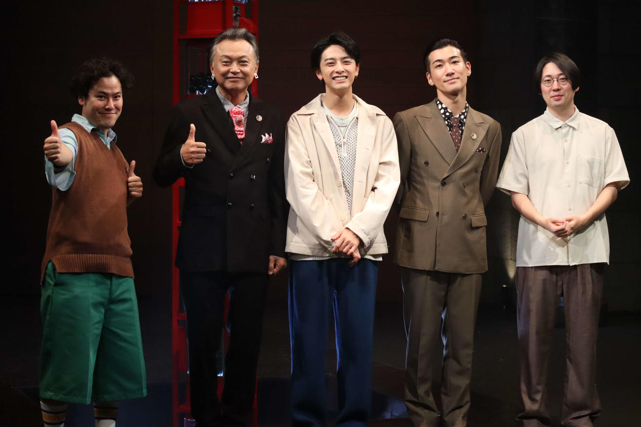 舞台「球体の球体」の初日を前にあいさつする、左から前原瑞樹、相島一之、新原泰佑、小栗基裕、演出の池田亮さん