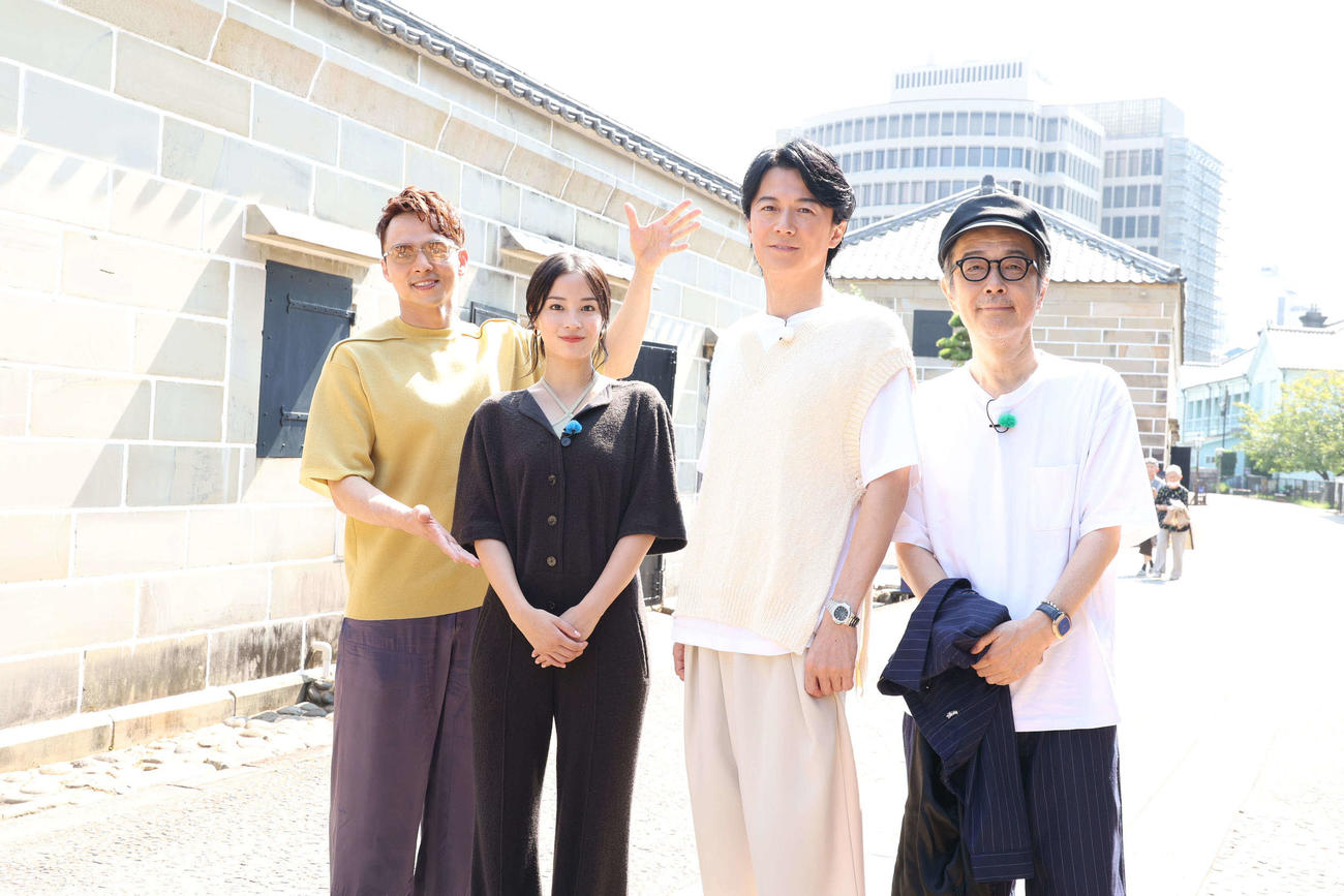 フジテレビ系「タビフクヤマ」より左から満島真之介、広瀬すず、福山雅治、リリー・フランキー（C）フジテレビ
