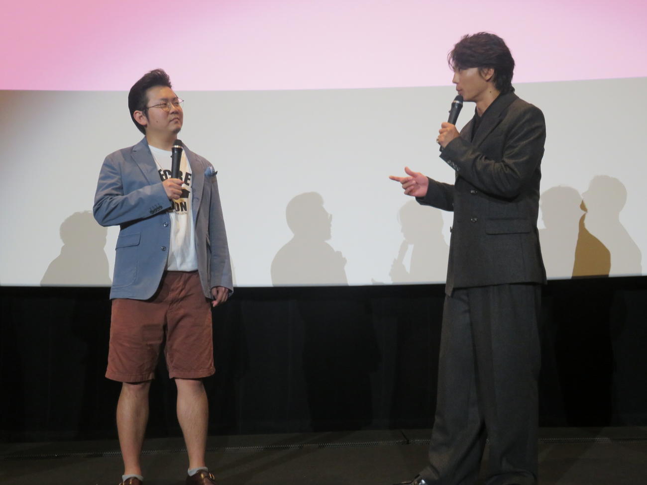 映画「静かなるドン2　前編」の舞台あいさつに出席した鳴瀬聖人監督（左）と伊藤健太郎