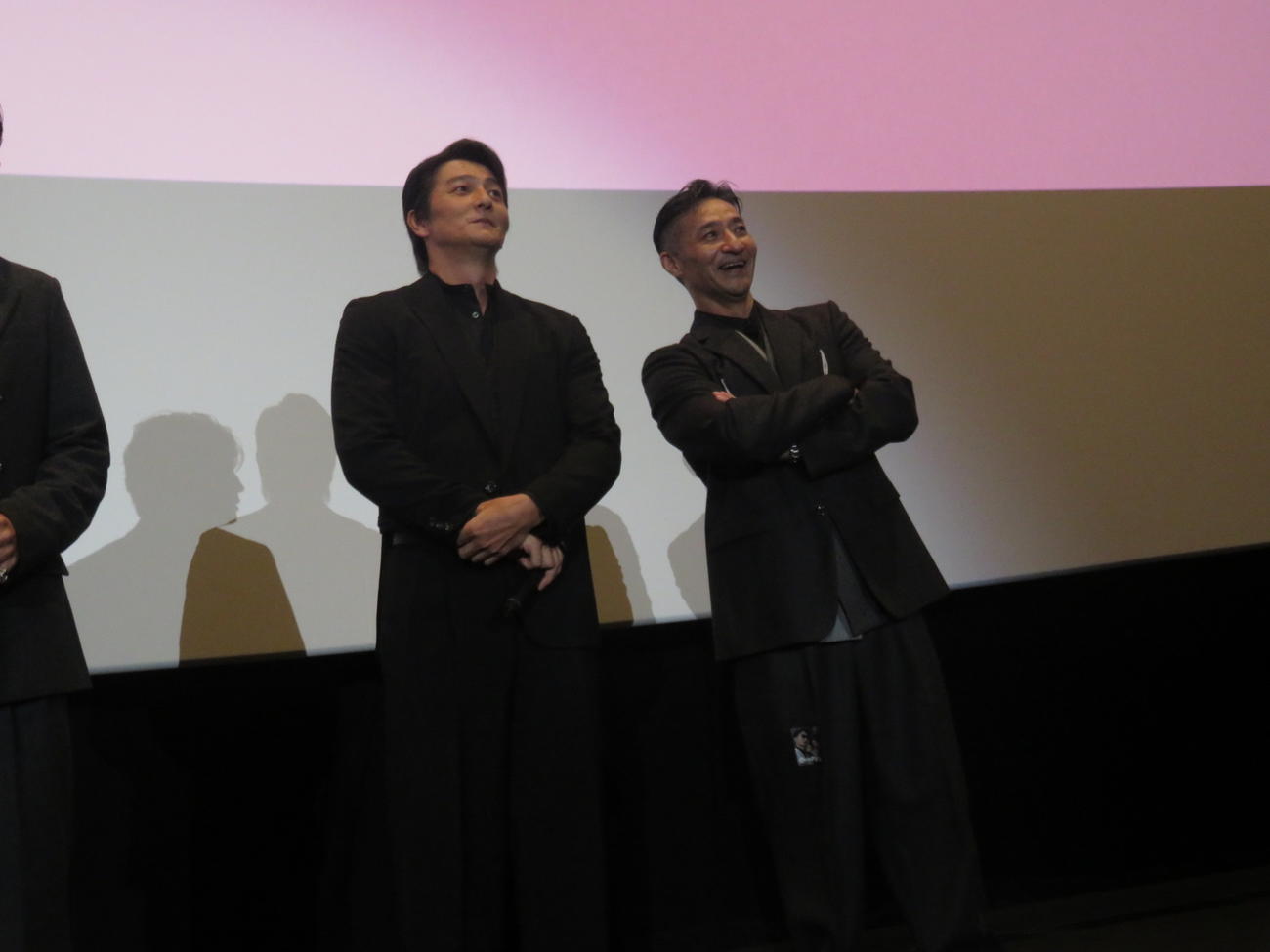映画「静かなるドン2　前編」の舞台あいさつに出席して、満員の脚本を笑顔で見つめる本宮泰風（左）と山口祥行