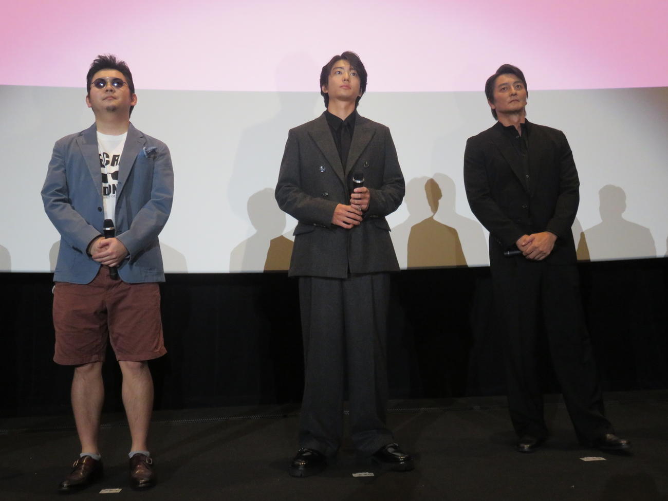 映画「静かなるドン2　前編」の舞台あいさつに出席した、左から鳴瀬聖人監督、伊藤健太郎、本宮泰風