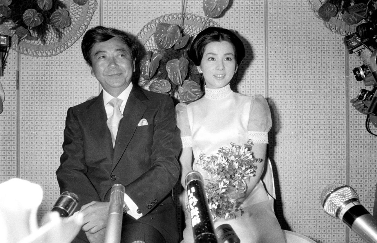 吉永小百合、結婚式で新郎の岡田太郎氏と（1973年8月撮影）