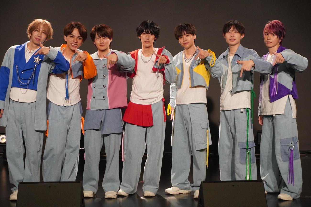 デビューライブを行ったH!☆7のメンバーたち。左からセナ、コウセイ、タイヨウ、ミズキ、ネオ、ハヤテ、シュン