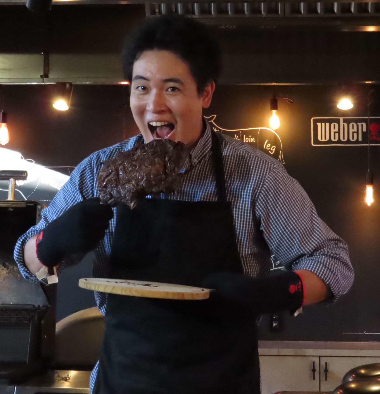 ワンマンコンサート成功祈念イベントに出席し、大きな肉を手に笑顔を見せる木村徹二（撮影・野見山拓樹）