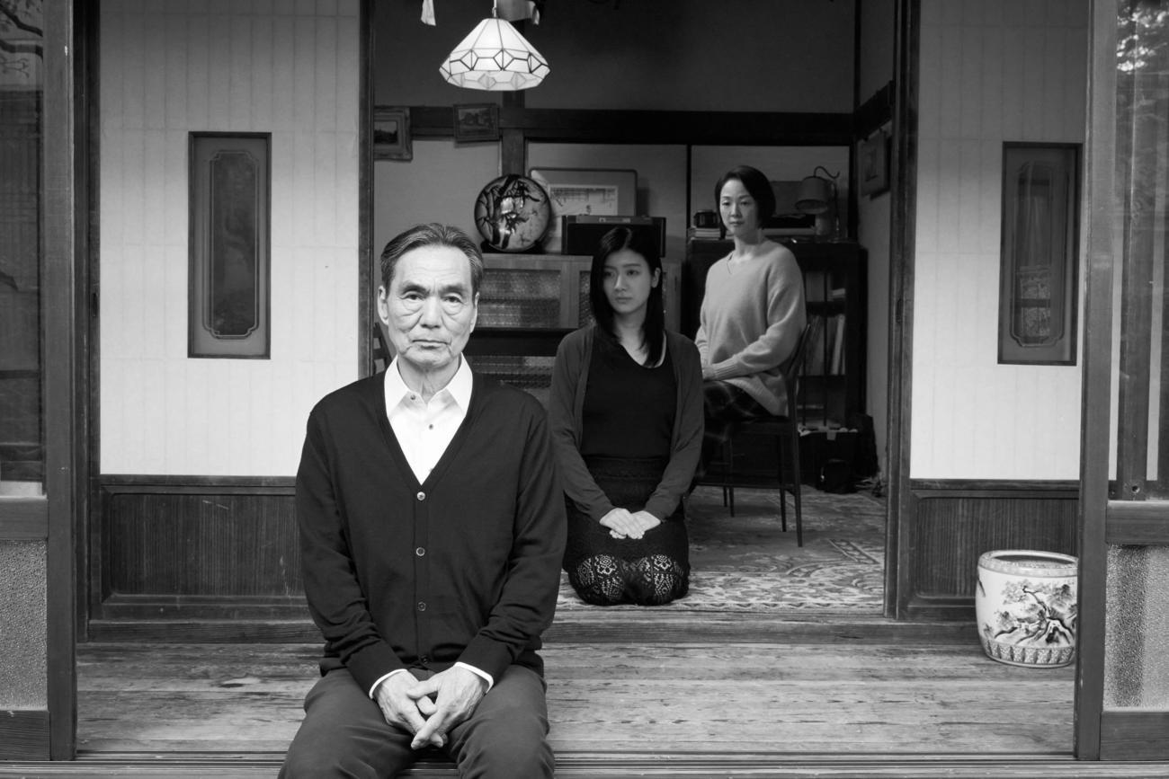 「敵」で12年ぶりに映画に主演した長塚京三と、共演の瀧内公美（中央）と黒沢あすか（C）1998筒井康隆／新潮社（C）2023 TEKINOMIKATA