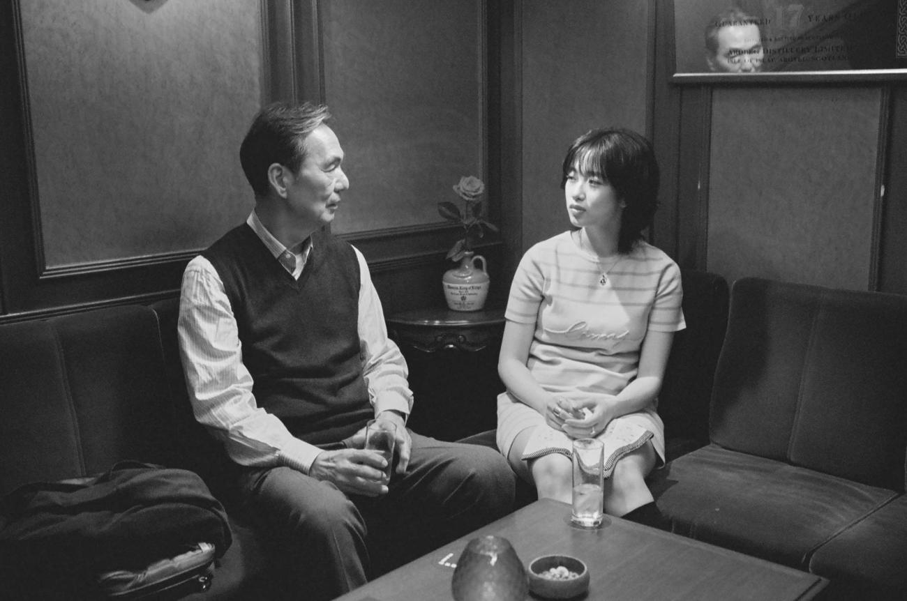 「敵」で12年ぶりに映画に主演した長塚京三と、共演の河合優実（C）1998筒井康隆／新潮社（C）2023 TEKINOMIKATA