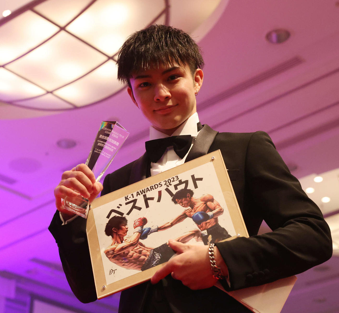 K－1 AWARDS 2023で最高試合賞を受賞し、笑顔を見せる玖村将史（2024年2月7日撮影）