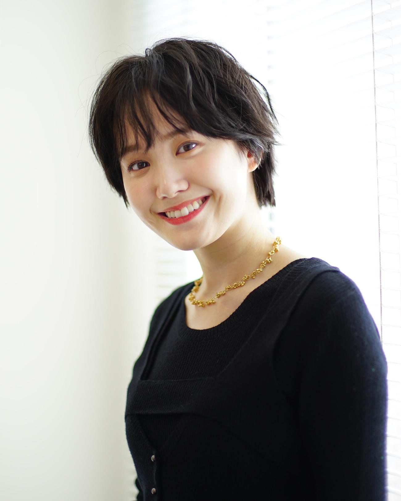 ショートカットがすてきなドラマで活躍する尾碕真花（撮影・中島郁夫）