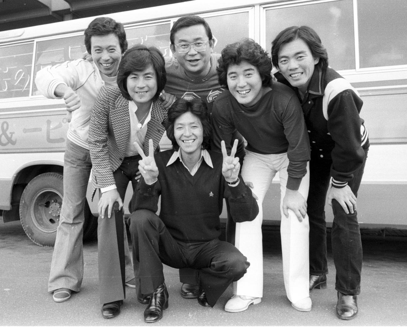 笑顔を見せる敏いとうとハッピー＆ブルー（1979年10月撮影）　