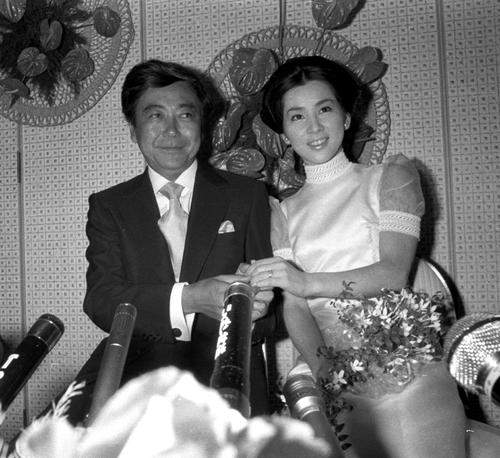フジプロ専務の岡田太郎氏（43）と結婚した吉永小百合（28）（1973年8月撮影）