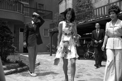 フジプロ専務の岡田太郎氏（43）と結婚した吉永小百合（28）（1973年8月撮影）