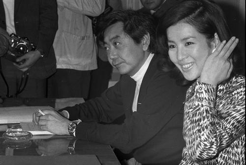 73年3月　ドラマ「愛の始まるとき」で制作記者会見するフジ岡田太郎氏（左）と吉永小百合