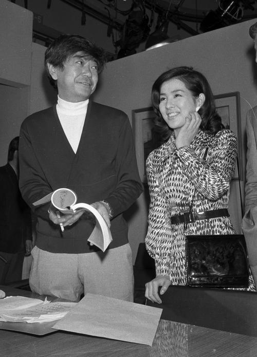 73年3月　ドラマ「愛の始まるとき」で制作記者会見するフジ岡田太郎氏（左）と吉永小百合