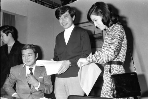 73年3月　ドラマ「愛の始まるとき」で吉永小百合（右）と共演。中央は、後に吉永と結婚する番組ディレクターの岡田太郎氏