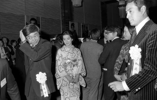 1973年度の「ゴールデンアロー賞」授賞式で夫の岡田太郎氏（左）と吉永小百合