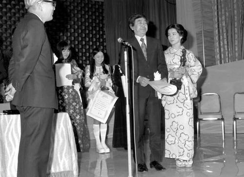 夫の岡田太郎氏（左）とゴールデンアロー賞授賞式に出席した吉永小百合（1974年1月撮影）