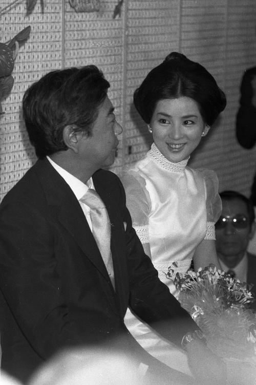 フジプロ専務の岡田太郎氏（43）と結婚した吉永小百合（28）（1973年8月撮影）