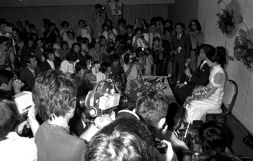 フジプロ専務の岡田太郎氏（43）と結婚した吉永小百合（28）（1973年8月撮影）