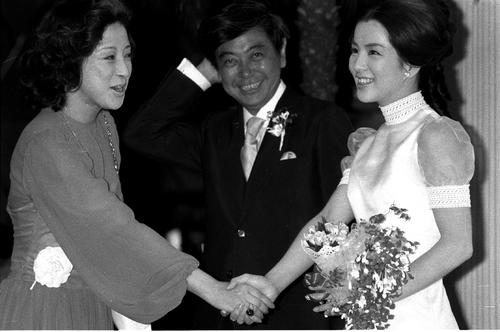 フジプロ専務の岡田太郎氏（43）と結婚した吉永小百合（28）（1973年8月撮影）