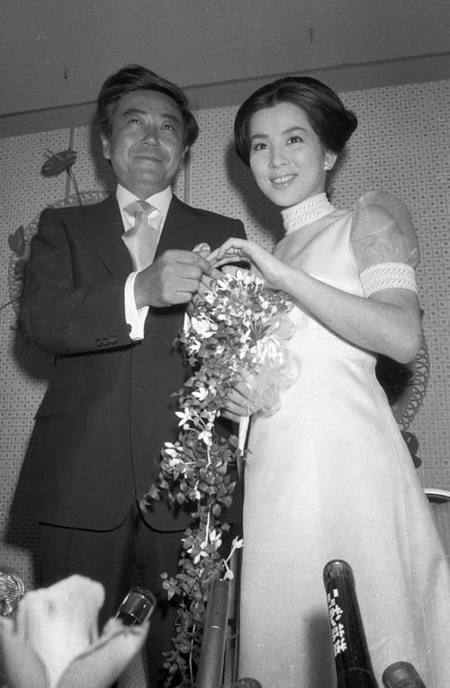 フジプロ専務の岡田太郎氏（43）と結婚した吉永小百合（28）（1973年8月撮影）