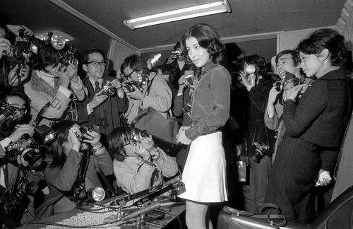 フジプロ専務の岡田太郎氏との結婚を宣言した吉永小百合（1973年2月撮影）