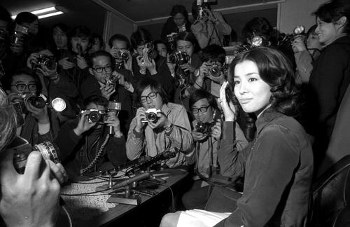 フジプロ専務の岡田太郎氏との結婚を宣言した吉永小百合（1973年2月撮影）