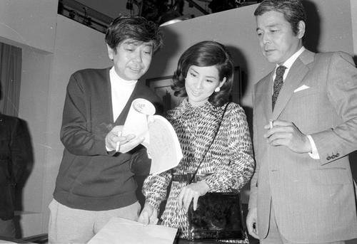 73年3月　ドラマ「愛の始まるとき」で吉永小百合（中央）と共演。左は、後に吉永と結婚する番組ディレクターの岡田太郎氏