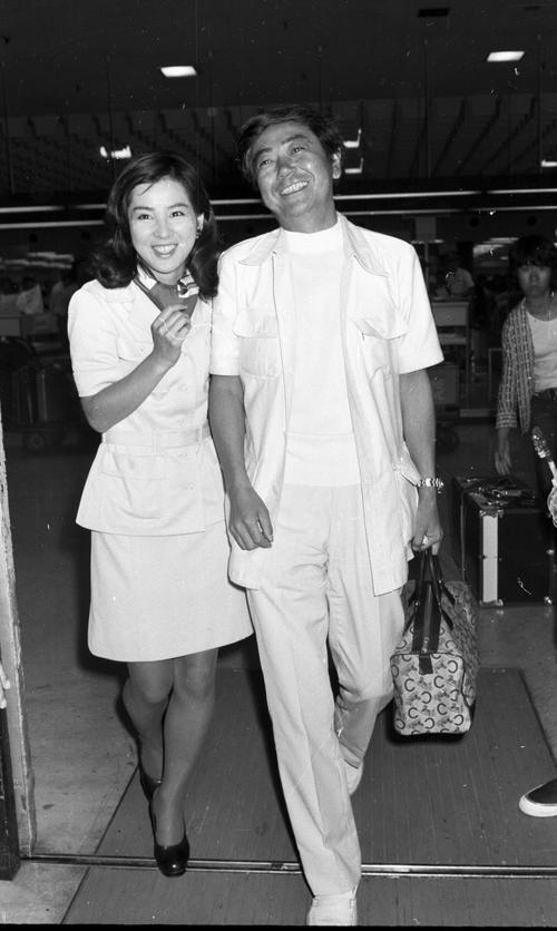 73年9月、ヨーロッパへのハネムーンから幸せいっぱいといった表情で帰国した吉永小百合と岡田太郎夫妻