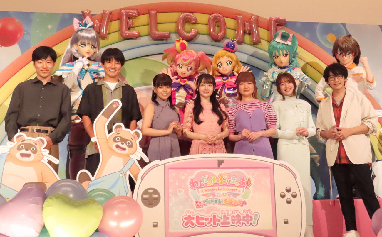 「わんだふるぷりきゅあ！ざ・むーびー！ドキドキハートゲームの世界で大冒険！」の公開記念舞台あいさつに出席した声優陣。左からジャルジャル後藤淳平、福徳秀介、松田颯水、長縄まりあ、種崎敦美、上田麗奈、寺島拓篤（撮影・野見山拓樹）