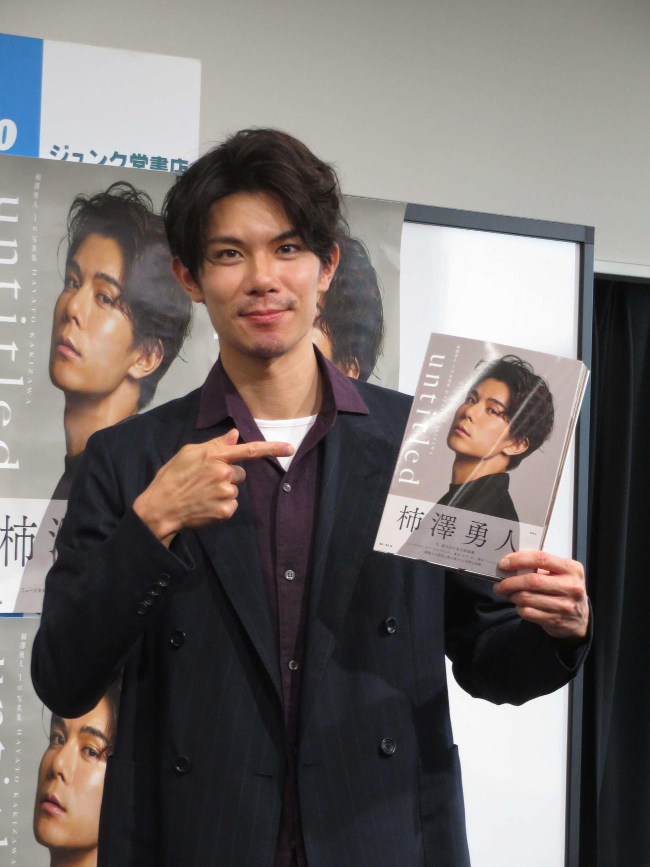 ファースト写真集「untitled」刊行記念イベントに出席した柿澤勇人
